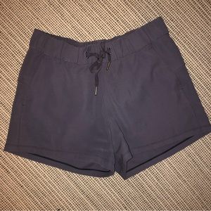 Lululemon on the fly women shorts 3”